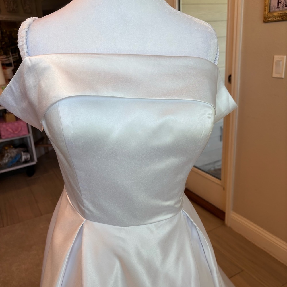NEW Elegant White Wedding Dress, Satin Wedding Dress, Strapless, NWOT Size LG/12 - Picture 3 of 14